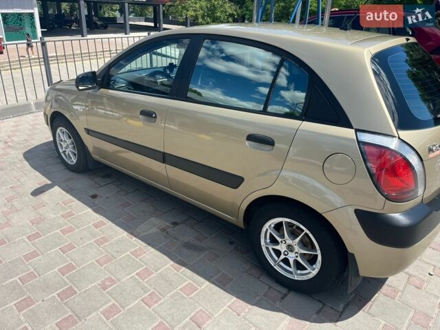 Желтый Киа Рио, объемом двигателя 1.4 л и пробегом 221 тыс. км за 4300 $, фото 2 на Automoto.ua