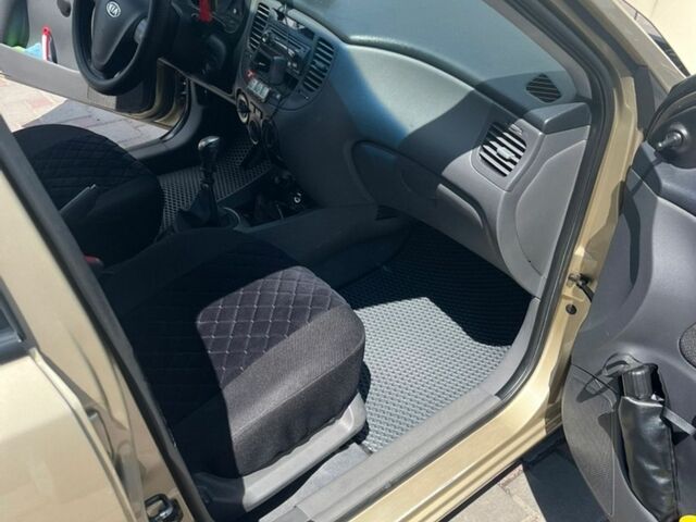 Желтый Киа Рио, объемом двигателя 1.4 л и пробегом 221 тыс. км за 4300 $, фото 3 на Automoto.ua