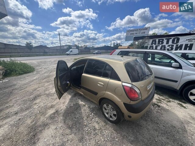 Желтый Киа Рио, объемом двигателя 1.4 л и пробегом 336 тыс. км за 3600 $, фото 2 на Automoto.ua