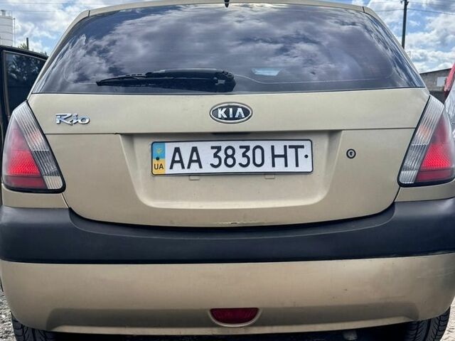 Желтый Киа Рио, объемом двигателя 1.4 л и пробегом 336 тыс. км за 3600 $, фото 1 на Automoto.ua