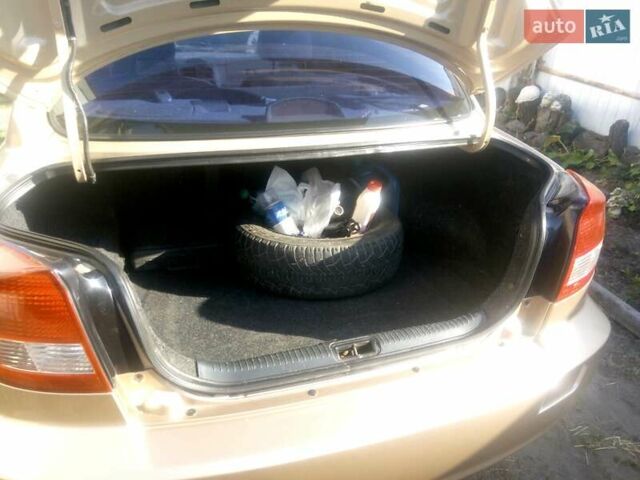 Желтый Киа Рио, объемом двигателя 1.3 л и пробегом 150 тыс. км за 3950 $, фото 5 на Automoto.ua