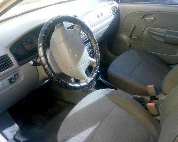 Желтый Киа Рио, объемом двигателя 1.3 л и пробегом 150 тыс. км за 3950 $, фото 13 на Automoto.ua