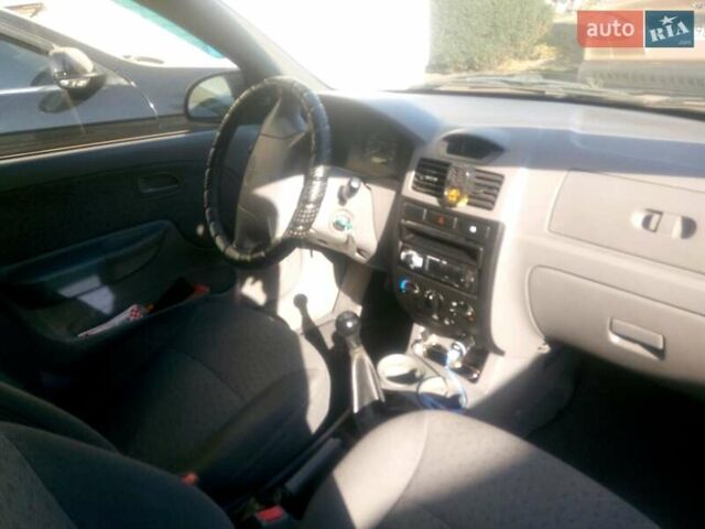 Желтый Киа Рио, объемом двигателя 1.3 л и пробегом 150 тыс. км за 3950 $, фото 2 на Automoto.ua