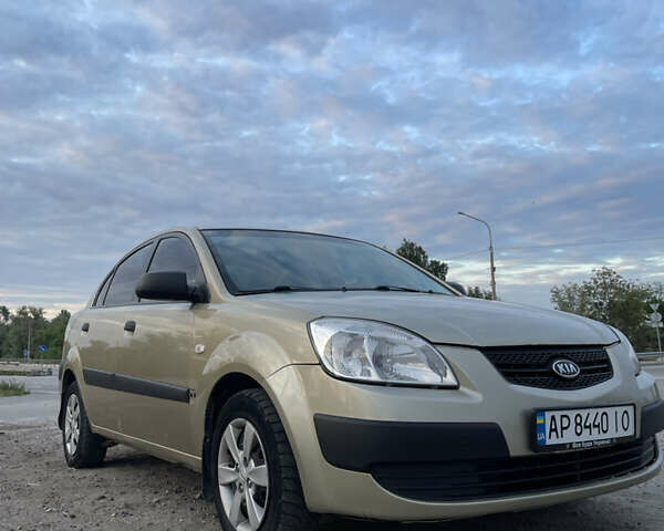 Желтый Киа Рио, объемом двигателя 1.4 л и пробегом 230 тыс. км за 3600 $, фото 2 на Automoto.ua