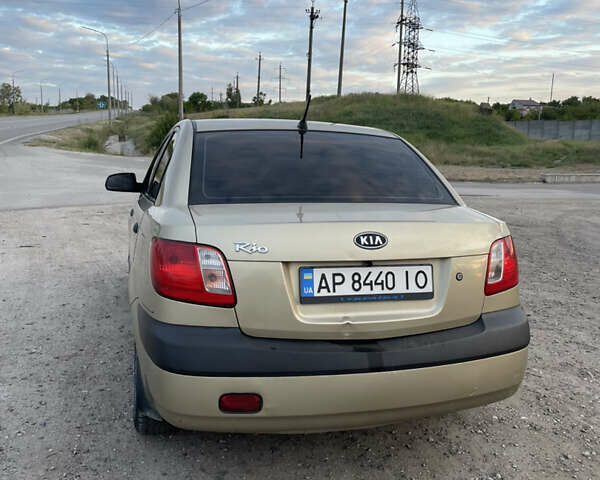 Желтый Киа Рио, объемом двигателя 1.4 л и пробегом 230 тыс. км за 3600 $, фото 4 на Automoto.ua