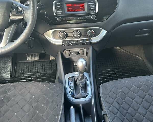 Жовтий Кіа Ріо, об'ємом двигуна 1.6 л та пробігом 140 тис. км за 8700 $, фото 9 на Automoto.ua
