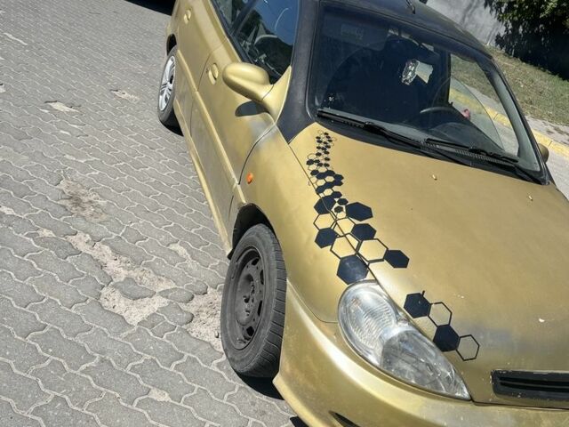 Желтый Киа Рио, объемом двигателя 1.5 л и пробегом 150 тыс. км за 1351 $, фото 3 на Automoto.ua