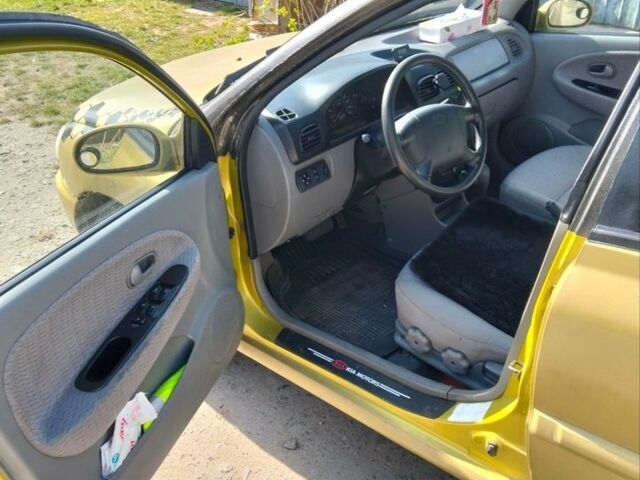 Желтый Киа Рио, объемом двигателя 1.5 л и пробегом 147 тыс. км за 1550 $, фото 4 на Automoto.ua