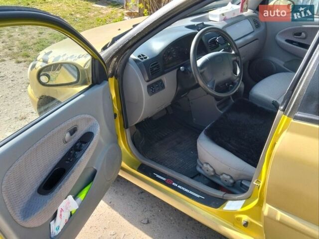 Желтый Киа Рио, объемом двигателя 1.5 л и пробегом 147 тыс. км за 1800 $, фото 4 на Automoto.ua