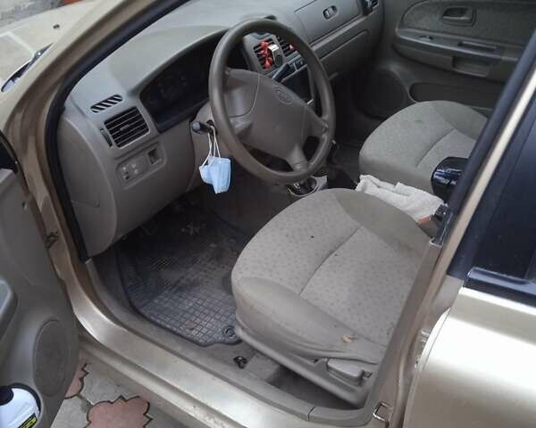 Желтый Киа Рио, объемом двигателя 1.34 л и пробегом 214 тыс. км за 2700 $, фото 3 на Automoto.ua
