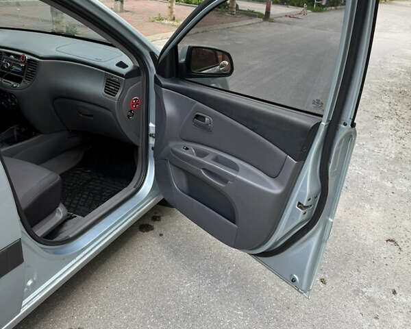 Серый Киа Рио, объемом двигателя 1.4 л и пробегом 230 тыс. км за 3800 $, фото 18 на Automoto.ua