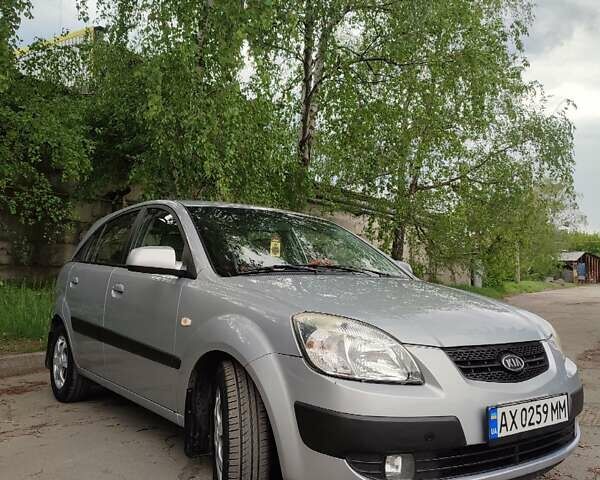 Серый Киа Рио, объемом двигателя 1.4 л и пробегом 192 тыс. км за 5000 $, фото 1 на Automoto.ua