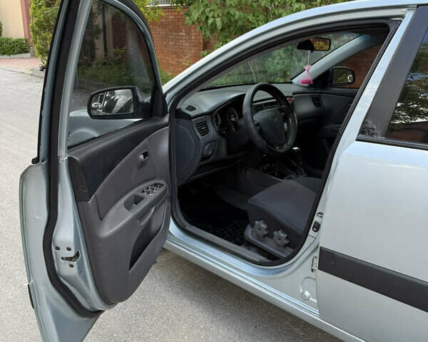 Серый Киа Рио, объемом двигателя 1.4 л и пробегом 230 тыс. км за 3800 $, фото 9 на Automoto.ua