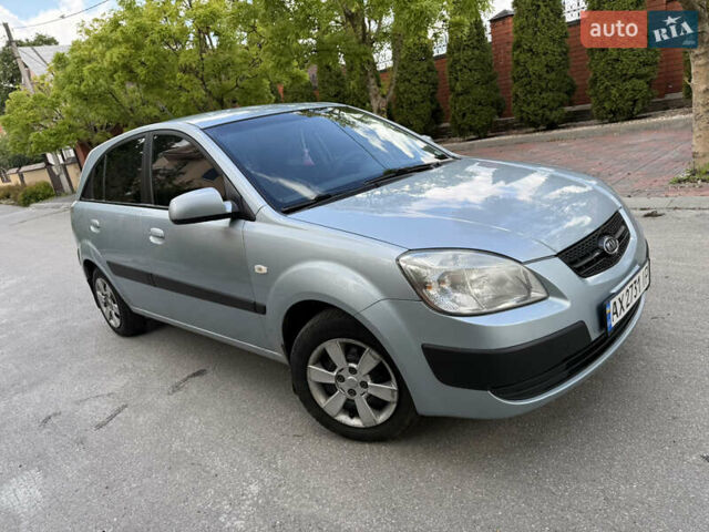 Серый Киа Рио, объемом двигателя 1.4 л и пробегом 230 тыс. км за 3800 $, фото 2 на Automoto.ua