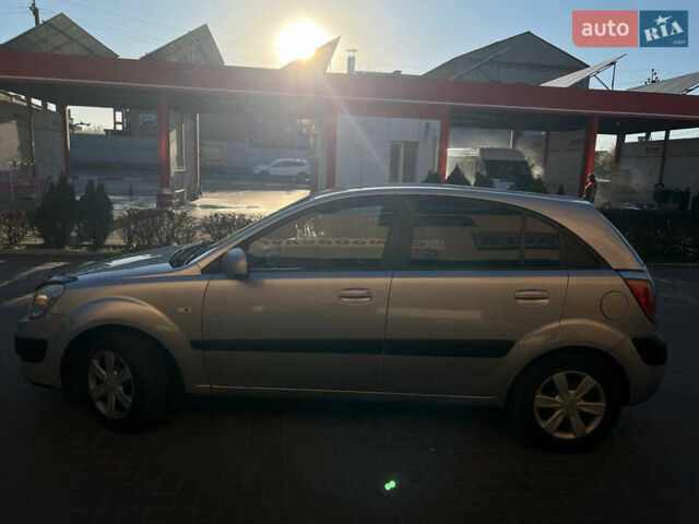 Сірий Кіа Ріо, об'ємом двигуна 1.49 л та пробігом 206 тис. км за 4400 $, фото 5 на Automoto.ua