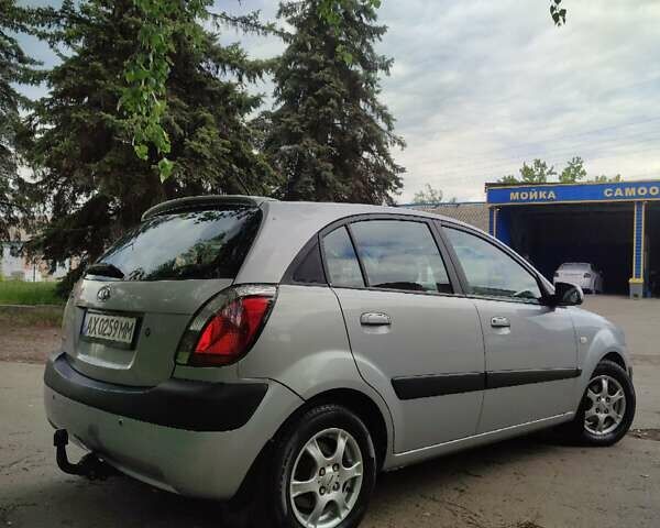 Серый Киа Рио, объемом двигателя 1.4 л и пробегом 192 тыс. км за 5000 $, фото 3 на Automoto.ua