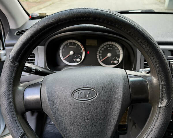 Серый Киа Рио, объемом двигателя 1.4 л и пробегом 230 тыс. км за 3800 $, фото 12 на Automoto.ua