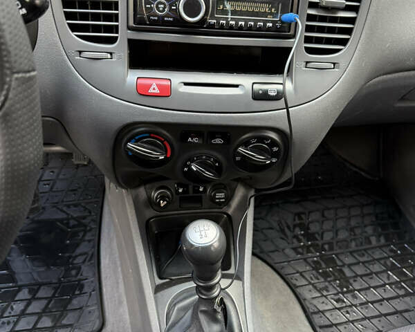 Серый Киа Рио, объемом двигателя 1.4 л и пробегом 230 тыс. км за 3800 $, фото 13 на Automoto.ua
