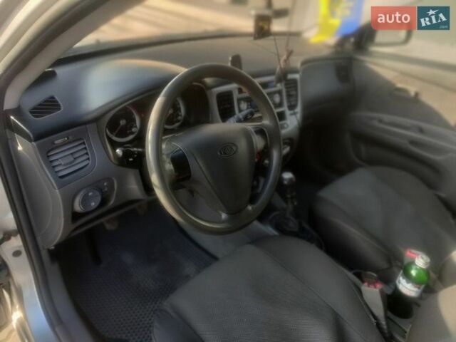 Серый Киа Рио, объемом двигателя 1.49 л и пробегом 280 тыс. км за 3900 $, фото 12 на Automoto.ua
