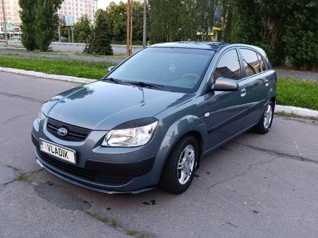 Сірий Кіа Ріо, об'ємом двигуна 1.4 л та пробігом 130 тис. км за 4888 $, фото 5 на Automoto.ua