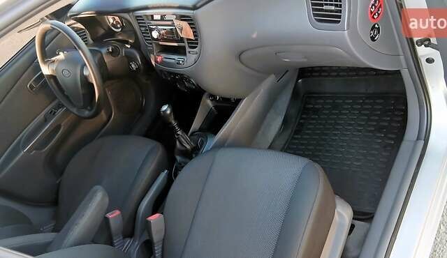 Серый Киа Рио, объемом двигателя 1.4 л и пробегом 216 тыс. км за 3600 $, фото 11 на Automoto.ua