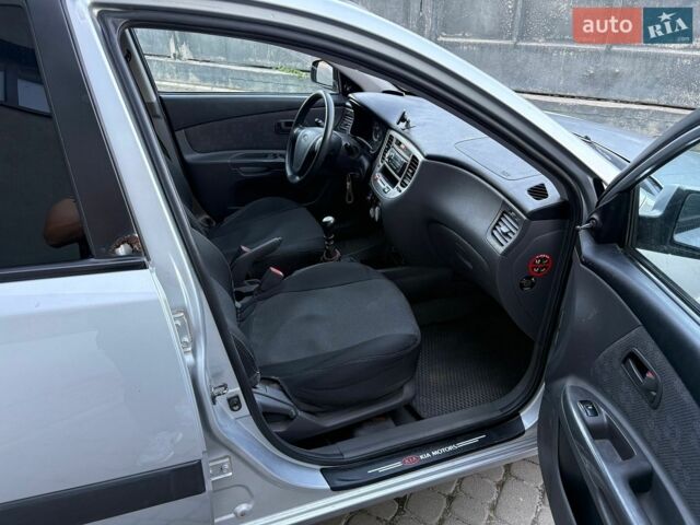 Сірий Кіа Ріо, об'ємом двигуна 1.49 л та пробігом 290 тис. км за 3450 $, фото 10 на Automoto.ua