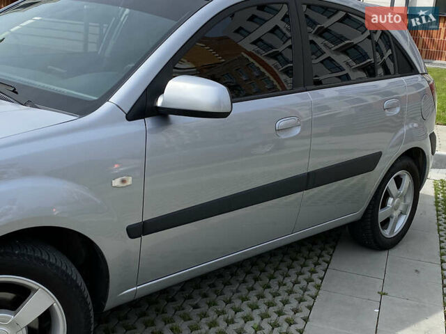 Сірий Кіа Ріо, об'ємом двигуна 1.6 л та пробігом 173 тис. км за 6199 $, фото 8 на Automoto.ua