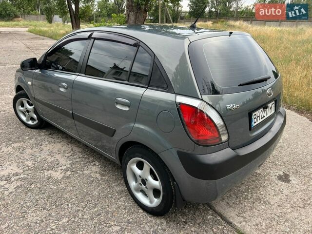 Серый Киа Рио, объемом двигателя 1.4 л и пробегом 245 тыс. км за 4200 $, фото 7 на Automoto.ua