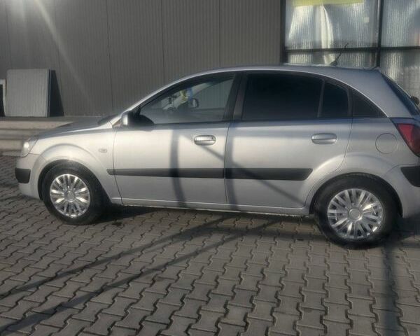 Серый Киа Рио, объемом двигателя 1.49 л и пробегом 280 тыс. км за 3900 $, фото 1 на Automoto.ua