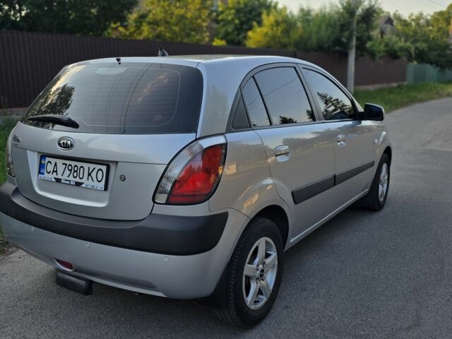 Серый Киа Рио, объемом двигателя 1.4 л и пробегом 288 тыс. км за 41000 $, фото 5 на Automoto.ua