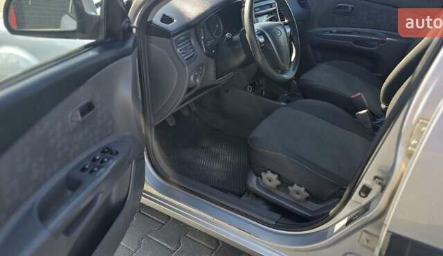 Сірий Кіа Ріо, об'ємом двигуна 1.5 л та пробігом 275 тис. км за 4100 $, фото 10 на Automoto.ua