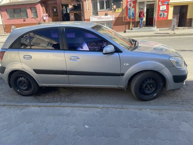 Сірий Кіа Ріо, об'ємом двигуна 1.4 л та пробігом 227 тис. км за 3500 $, фото 1 на Automoto.ua