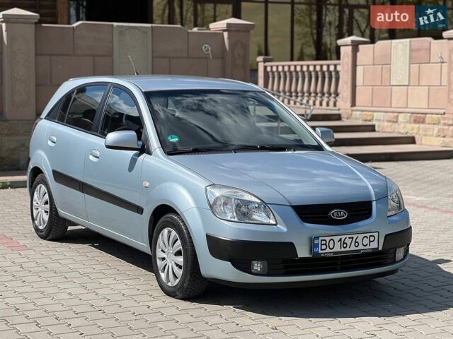 Серый Киа Рио, объемом двигателя 1.49 л и пробегом 278 тыс. км за 3999 $, фото 1 на Automoto.ua