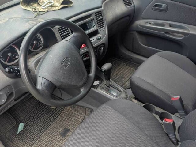 Серый Киа Рио, объемом двигателя 1.4 л и пробегом 143 тыс. км за 3700 $, фото 5 на Automoto.ua