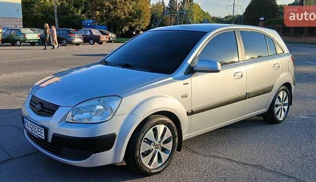 Серый Киа Рио, объемом двигателя 1.4 л и пробегом 216 тыс. км за 3700 $, фото 1 на Automoto.ua