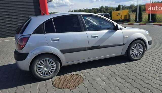 Сірий Кіа Ріо, об'ємом двигуна 1.5 л та пробігом 275 тис. км за 4100 $, фото 5 на Automoto.ua