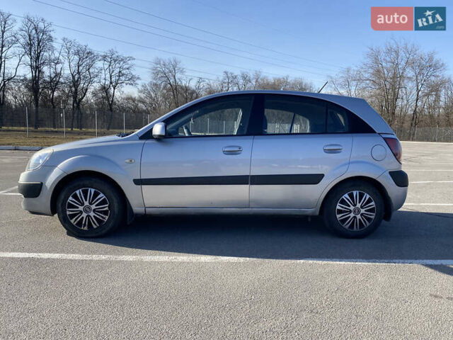 Сірий Кіа Ріо, об'ємом двигуна 1.4 л та пробігом 140 тис. км за 5100 $, фото 3 на Automoto.ua