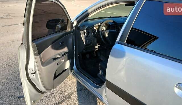 Серый Киа Рио, объемом двигателя 1.4 л и пробегом 216 тыс. км за 3600 $, фото 8 на Automoto.ua