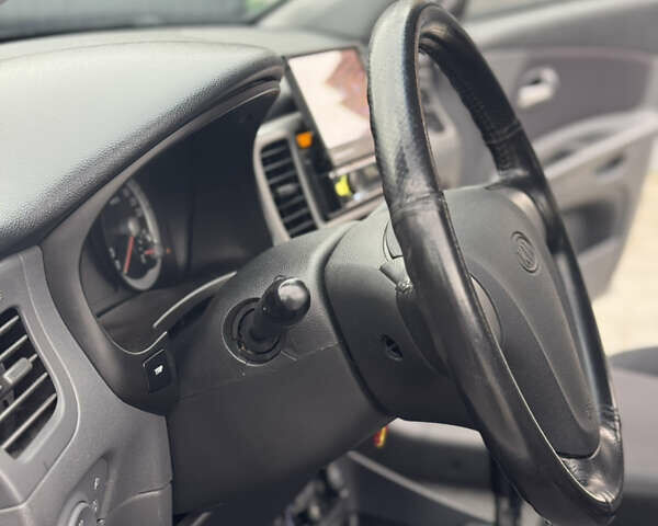 Серый Киа Рио, объемом двигателя 1.6 л и пробегом 172 тыс. км за 5600 $, фото 36 на Automoto.ua