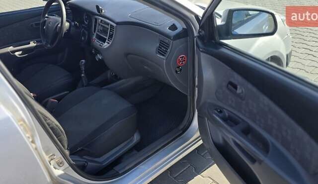 Сірий Кіа Ріо, об'ємом двигуна 1.5 л та пробігом 275 тис. км за 4100 $, фото 13 на Automoto.ua