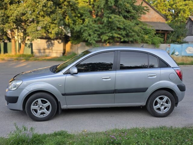 Серый Киа Рио, объемом двигателя 1.4 л и пробегом 288 тыс. км за 41000 $, фото 1 на Automoto.ua