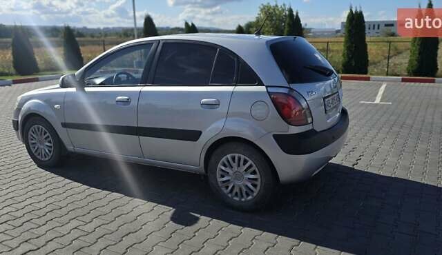 Сірий Кіа Ріо, об'ємом двигуна 1.5 л та пробігом 275 тис. км за 4100 $, фото 8 на Automoto.ua