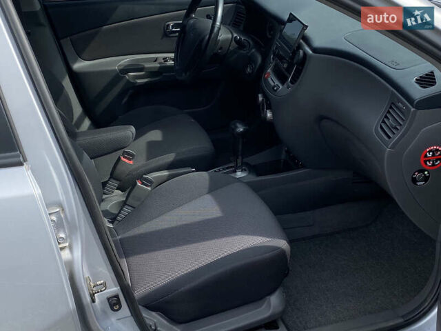 Сірий Кіа Ріо, об'ємом двигуна 1.6 л та пробігом 173 тис. км за 6199 $, фото 52 на Automoto.ua