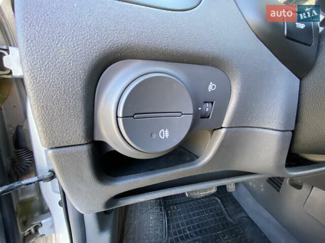 Сірий Кіа Ріо, об'ємом двигуна 1.4 л та пробігом 140 тис. км за 5100 $, фото 23 на Automoto.ua