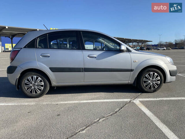 Сірий Кіа Ріо, об'ємом двигуна 1.4 л та пробігом 140 тис. км за 5100 $, фото 8 на Automoto.ua