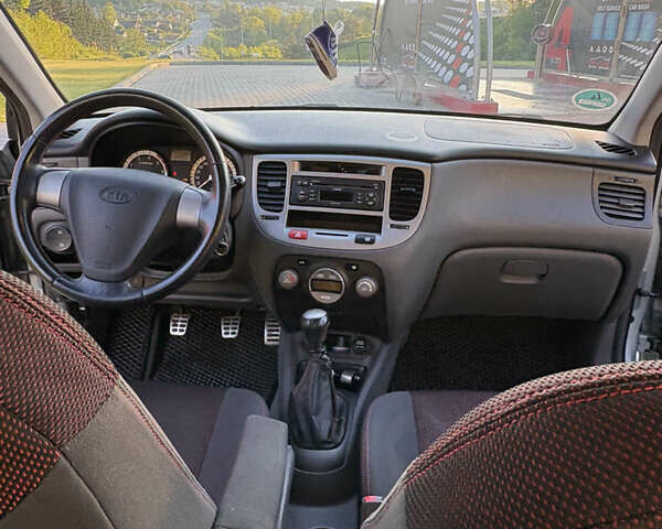 Серый Киа Рио, объемом двигателя 1.49 л и пробегом 265 тыс. км за 3900 $, фото 5 на Automoto.ua