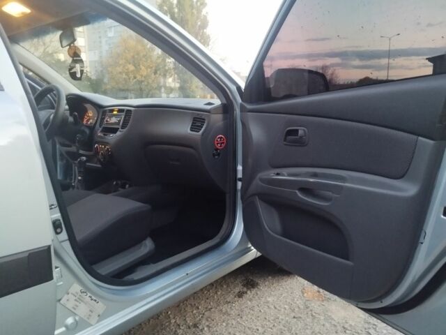 Серый Киа Рио, объемом двигателя 1.4 л и пробегом 267 тыс. км за 4600 $, фото 7 на Automoto.ua