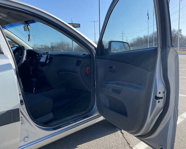 Сірий Кіа Ріо, об'ємом двигуна 1.4 л та пробігом 140 тис. км за 5100 $, фото 10 на Automoto.ua