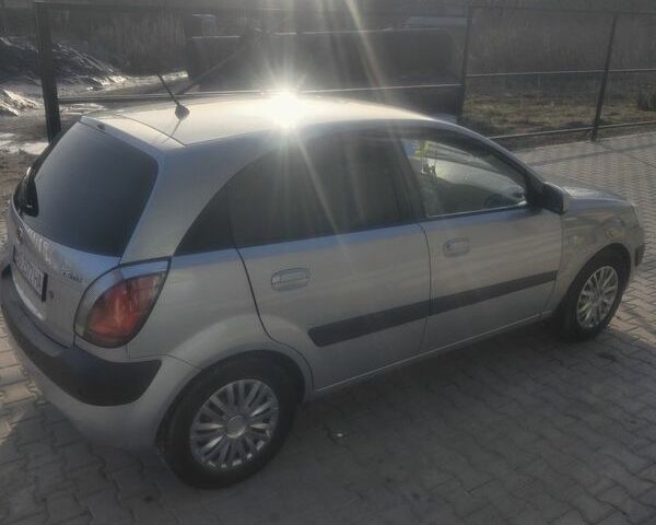 Серый Киа Рио, объемом двигателя 1.49 л и пробегом 280 тыс. км за 3900 $, фото 3 на Automoto.ua