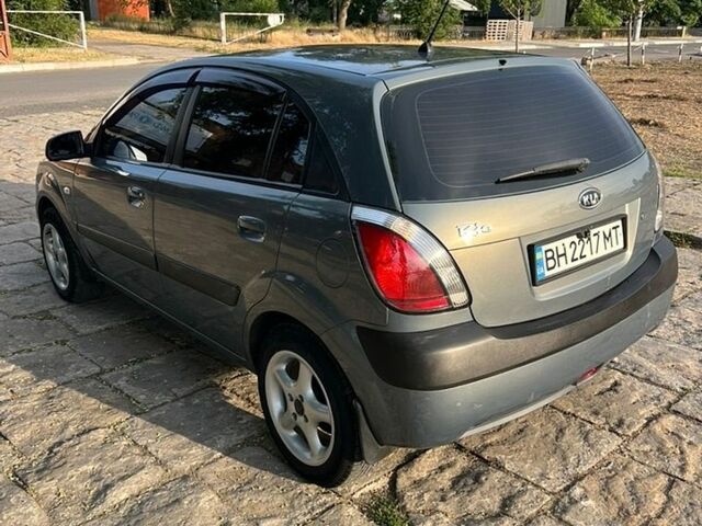 Серый Киа Рио, объемом двигателя 1.4 л и пробегом 245 тыс. км за 4200 $, фото 5 на Automoto.ua